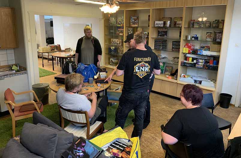 Bild: LNK lokal och folk som spelar MTG